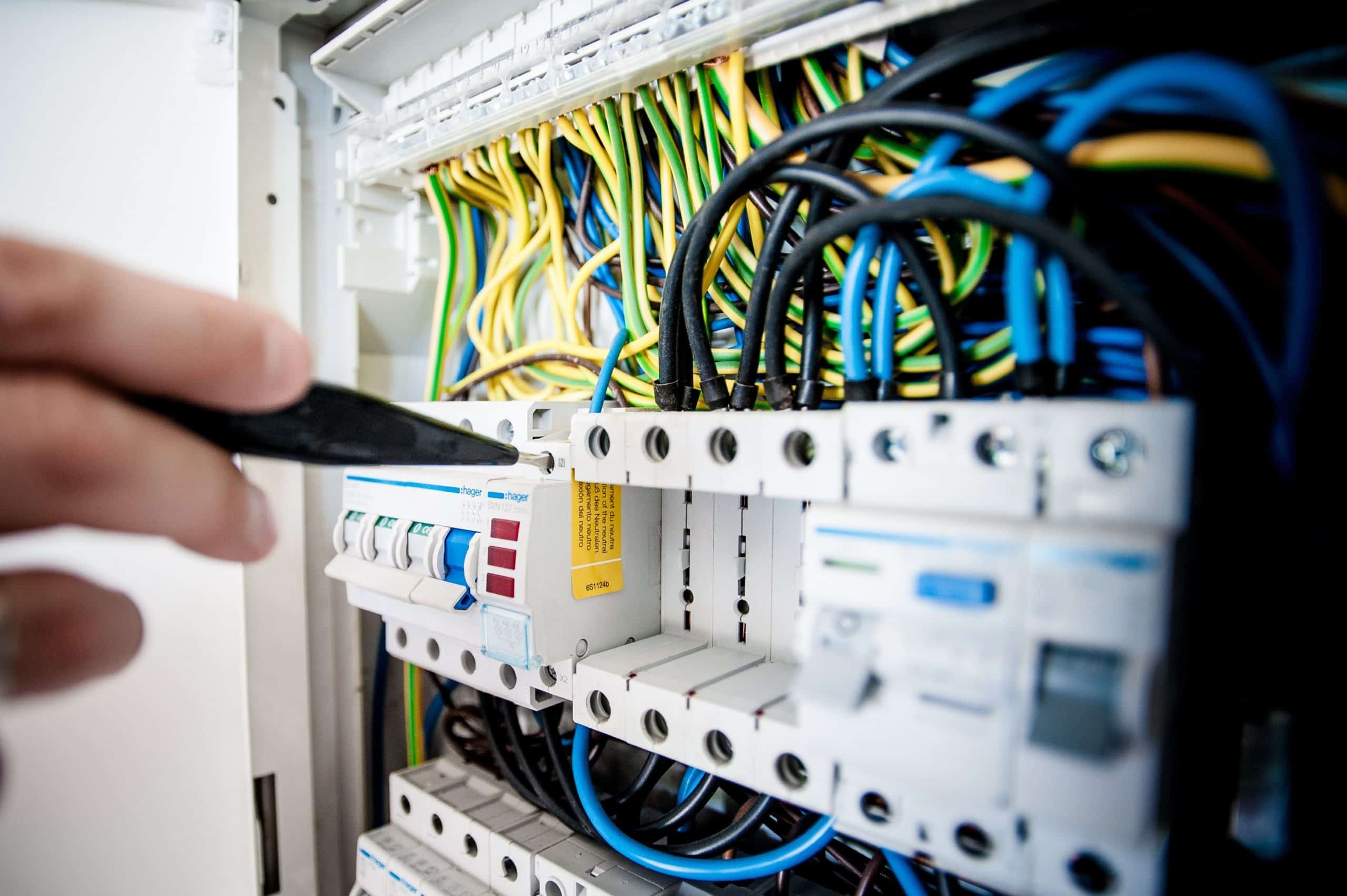 Kabel fiber optik atau kabel serat optik mulai dikembangkan di Indonesia sejak tahun 1960-an. Tapi penyedia layanan komputer di Indonesia baru mulai menggunakannya di tahun 1990-an saat internet mulai masuk. Saat itu banyak negara mulai saling terhubung dengan adanya jaringan internet.