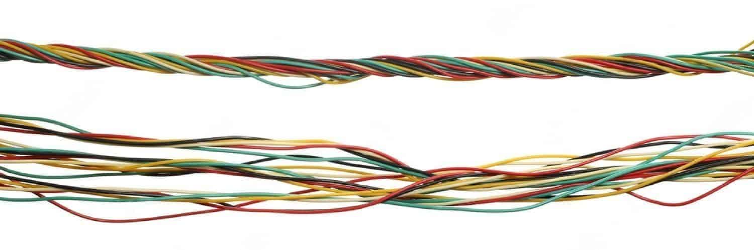 Kabel serabut terdiri dari sejumlah kabel kecil halus (untaian tembaga) yang membentuk satu kawat tembaga solid. Jenis kabel ini lebih fleksibel, lentur, dan dapat menahan getaran. Meskipun diameternya cukup besar, kabel serabut tidak menyediakan daya dukung. Kabel serabut cocok digunakan untuk jarak pendek karena hambatannya lebih tinggi. Dari segi harga, biaya produksi kabel serabut lebih mahal daripada kabel solid.