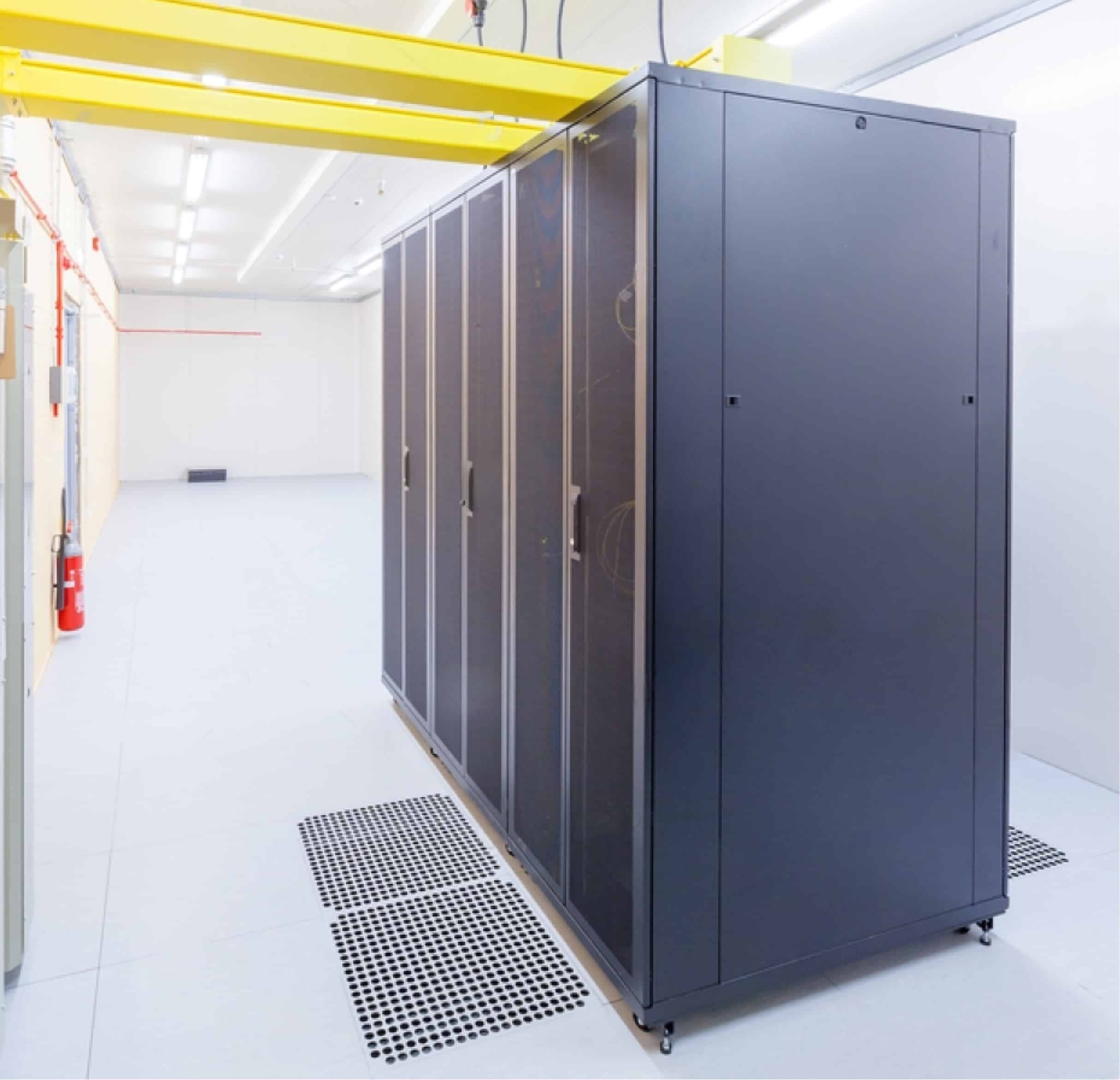 Sebagai pusat yang mengatur segala lalu lintas data, infrastruktur dari data center haruslah mumpuni dalam segala aspek—baik itu server, storage, hingga jaringan internetnya. Apalagi data center bekerja 24/7, jadi pada dasarnya tenaga yang besar dengan infrastruktur yang baik akan sangat membantu.