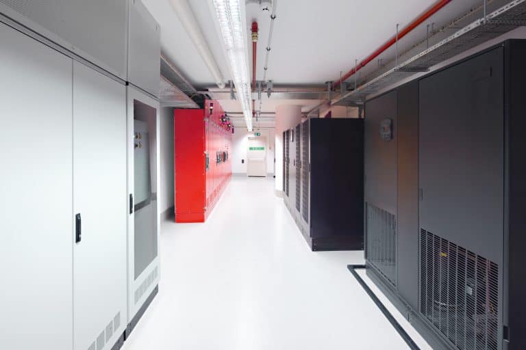 Ada banyak HPC atau high performance computing yang kian diminati di zaman modern ini, sebut saja machine learning, cryptocurrency hingga artificial intelligence (AI). Berbagai HPC tersebut memakan banyak sekali data sehingga dibutuhkan infrastruktur yang andal dan efisien, seperti menggunakan data center kepadatan tinggi. Pusat-pusat data dengan kepadatan tinggi itu memiliki rak dengan daya mencapai lebih dari 20 kW bahkan ada yang sampai mencapai 50 kW atau lebih.
