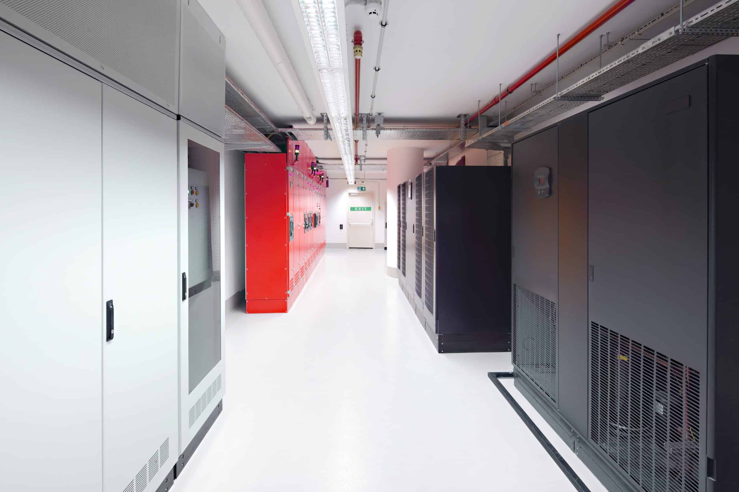Ada banyak HPC atau high performance computing yang kian diminati di zaman modern ini, sebut saja machine learning, cryptocurrency hingga artificial intelligence (AI). Berbagai HPC tersebut memakan banyak sekali data sehingga dibutuhkan infrastruktur yang andal dan efisien, seperti menggunakan data center kepadatan tinggi. Pusat-pusat data dengan kepadatan tinggi itu memiliki rak dengan daya mencapai lebih dari 20 kW bahkan ada yang sampai mencapai 50 kW atau lebih.