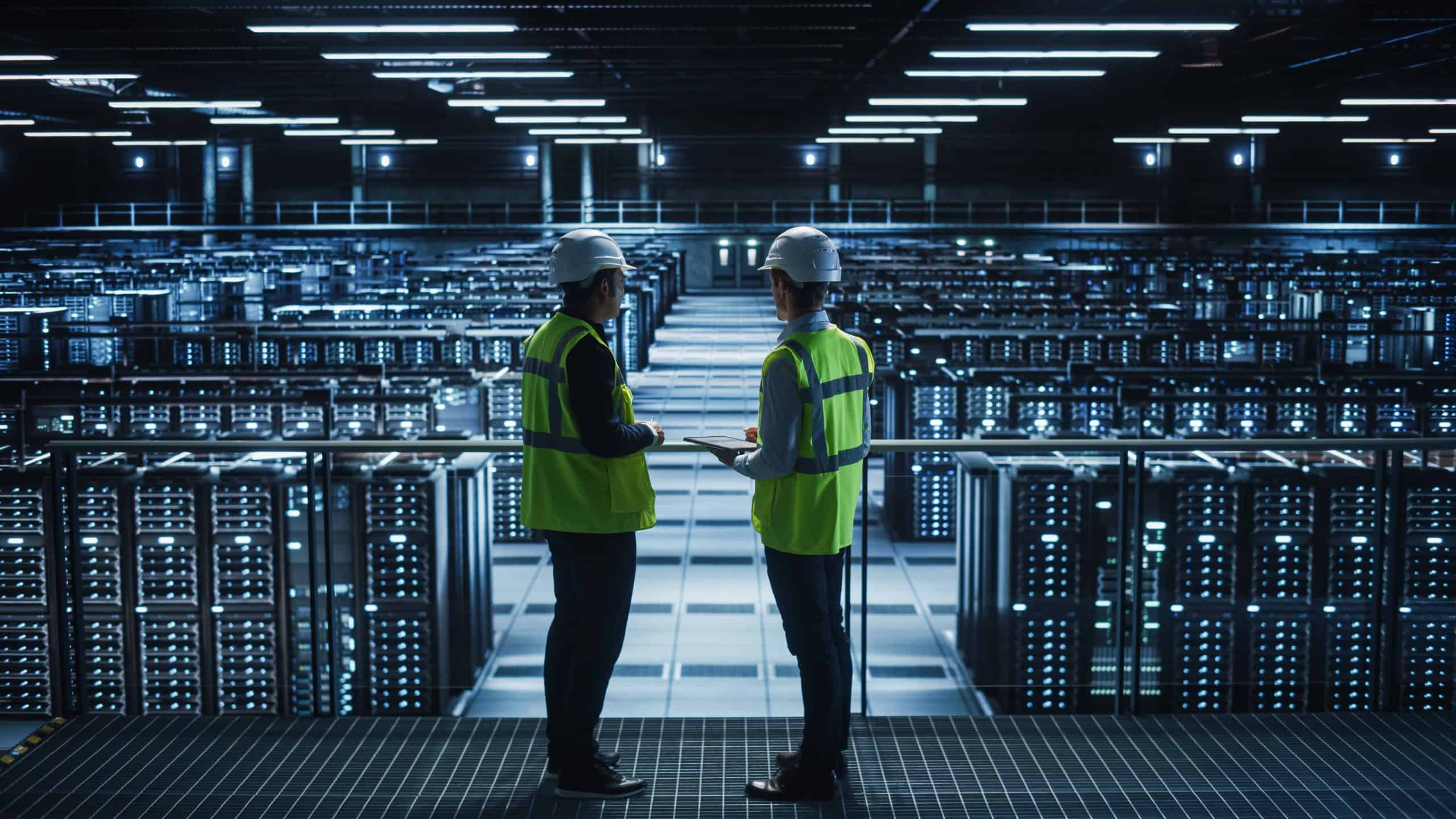 Pemanfaatan grid interactive UPS mampu menjadikan manajemen energi sebagai hal yang memungkinkan dan mudah diakses dengan luas. Teknologi ini bekerja dengan UPS yang mengakumulasi energi melalui sistem penyimpanan baterai kemudian melepaskannya saat energi itu diperlukan. Pemanfaatannya tidak mengganggu kemampuan perlindungan beban yang dimiliki oleh sistem UPS.