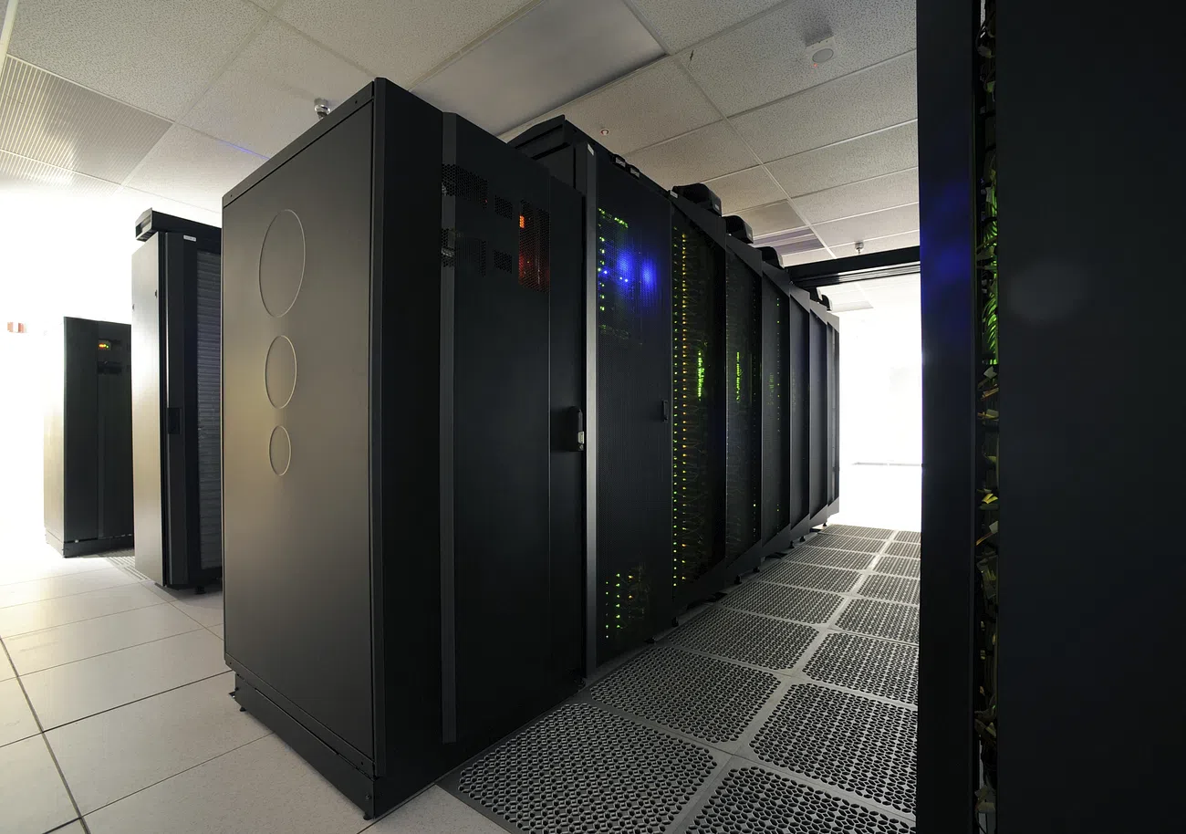 UPS server pada data center, keberadaannya amat penting sebagai penunjang keberlangsungan kegiatan operasional perusahaan di era serba digital seperti sekarang. Anda perlu benar-benar cermat saat memilih UPS untuk server, termasuk mengenai kredibilitas penyedia layanan dan cakupan garansi yang diberikan.