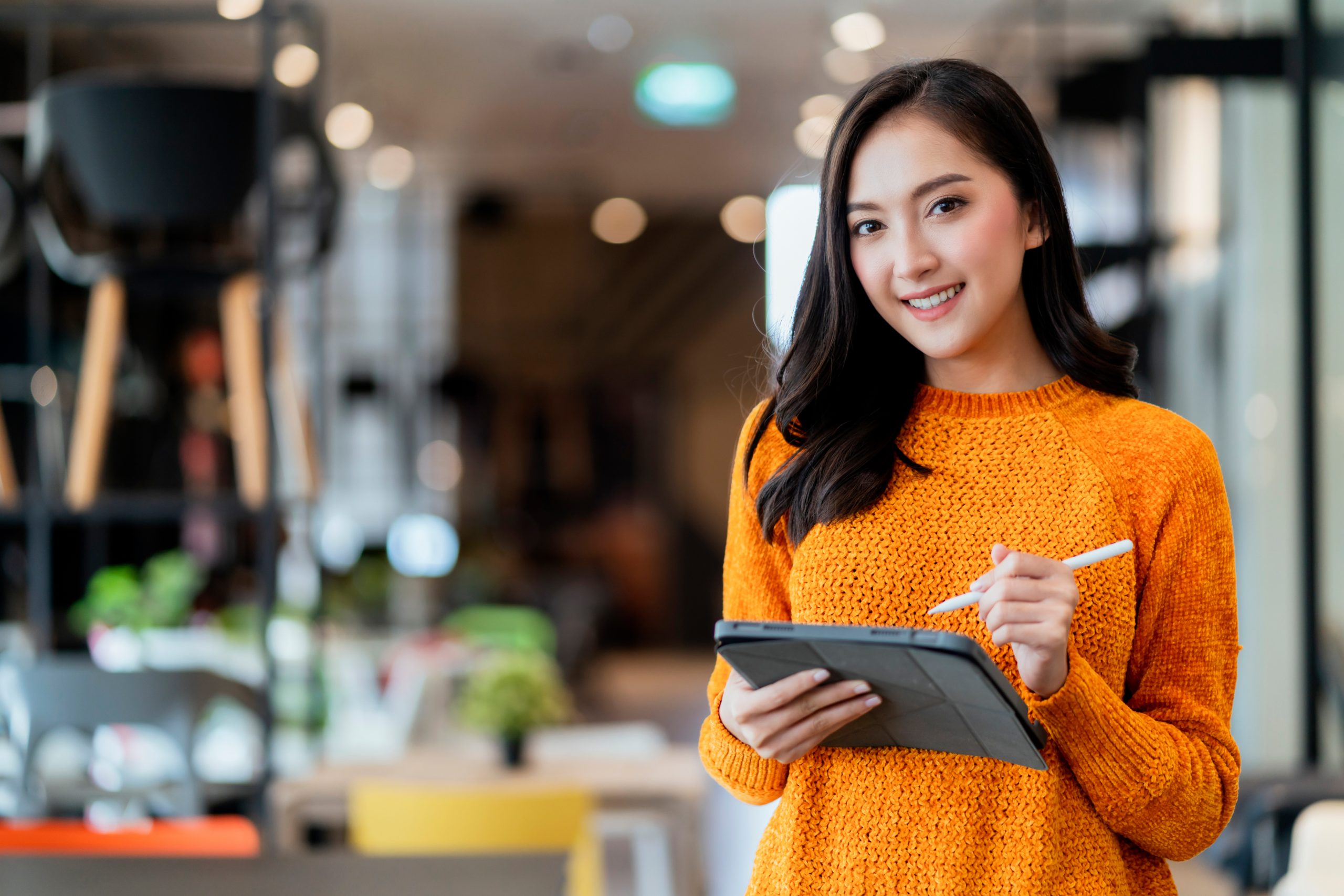 Bertahun-tahun yang lalu, bisnis harus mengelola server fisik di lokasi perusahaan. Sekarang, infrastruktur telah bergeser dari konsep tradisional ke arah virtualisasi. Bisnis tidak lagi harus menyimpan data dan aplikasi perusahaan mereka di satu lokasi maupun satu tempat. Kini, ada banyak cara yang bisa diterapkan perusahaan untuk menyimpan data.
