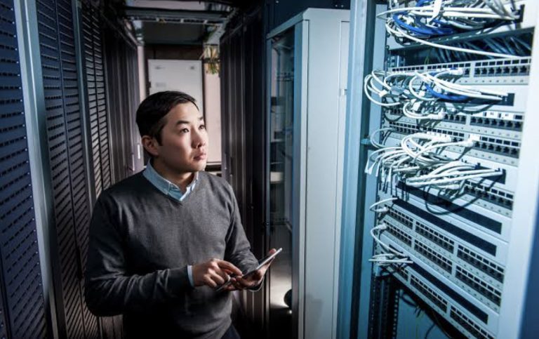 Keamanan data center adalah hal yang krusial. Ini penting demi melindungi informasi sensitif dan operasional yang vital. Langkah-langkah keamanan yang kuat mencegah akses tidak sah, serangan cyber, dan risiko kehilangan data, memastikan kelangsungan bisnis dan kepercayaan pelanggan.