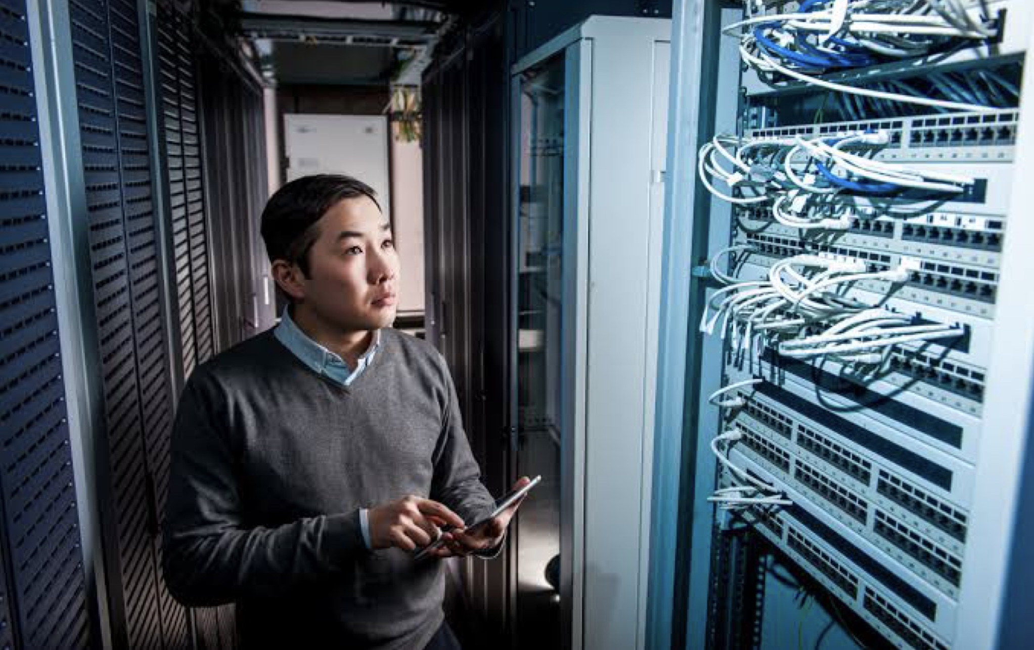 Keamanan data center adalah hal yang krusial. Ini penting demi melindungi informasi sensitif dan operasional yang vital. Langkah-langkah keamanan yang kuat mencegah akses tidak sah, serangan cyber, dan risiko kehilangan data, memastikan kelangsungan bisnis dan kepercayaan pelanggan.