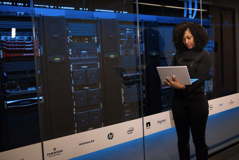 Optimalisasi dan efisiensi pusat data menjadi perhatian penting bagi manajer data center. Dengan melakukan efisiensi, bisnis akan jadi lebih hemat energi. Dengan menghemat lebih banyak energi, Anda dapat menghemat uang. Pada akhirnya, ini menciptakan peluang yang lebih besar untuk memperluas cakupan operasional, menciptakan lebih banyak keuntungan dan kesempatan untuk berekspansi.