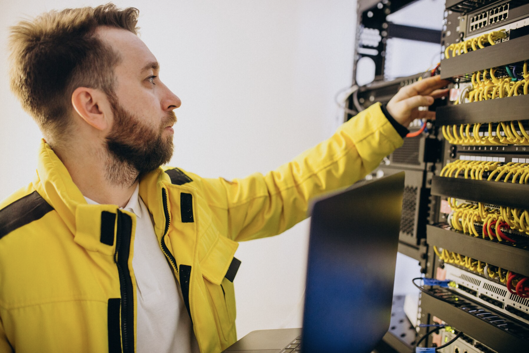 Data center merupakan pusat semua kegiatan yang menggunakan sistem dan aplikasi. Data center memungkinkan perusahaan atau institusi untuk melakukan tugas penting, misalnya mengirim email, mengakses internet, menggunakan aplikasi internal kantor, melakukan kolaborasi, mengelola produksi, hingga menjaga kepuasan pelanggan.
