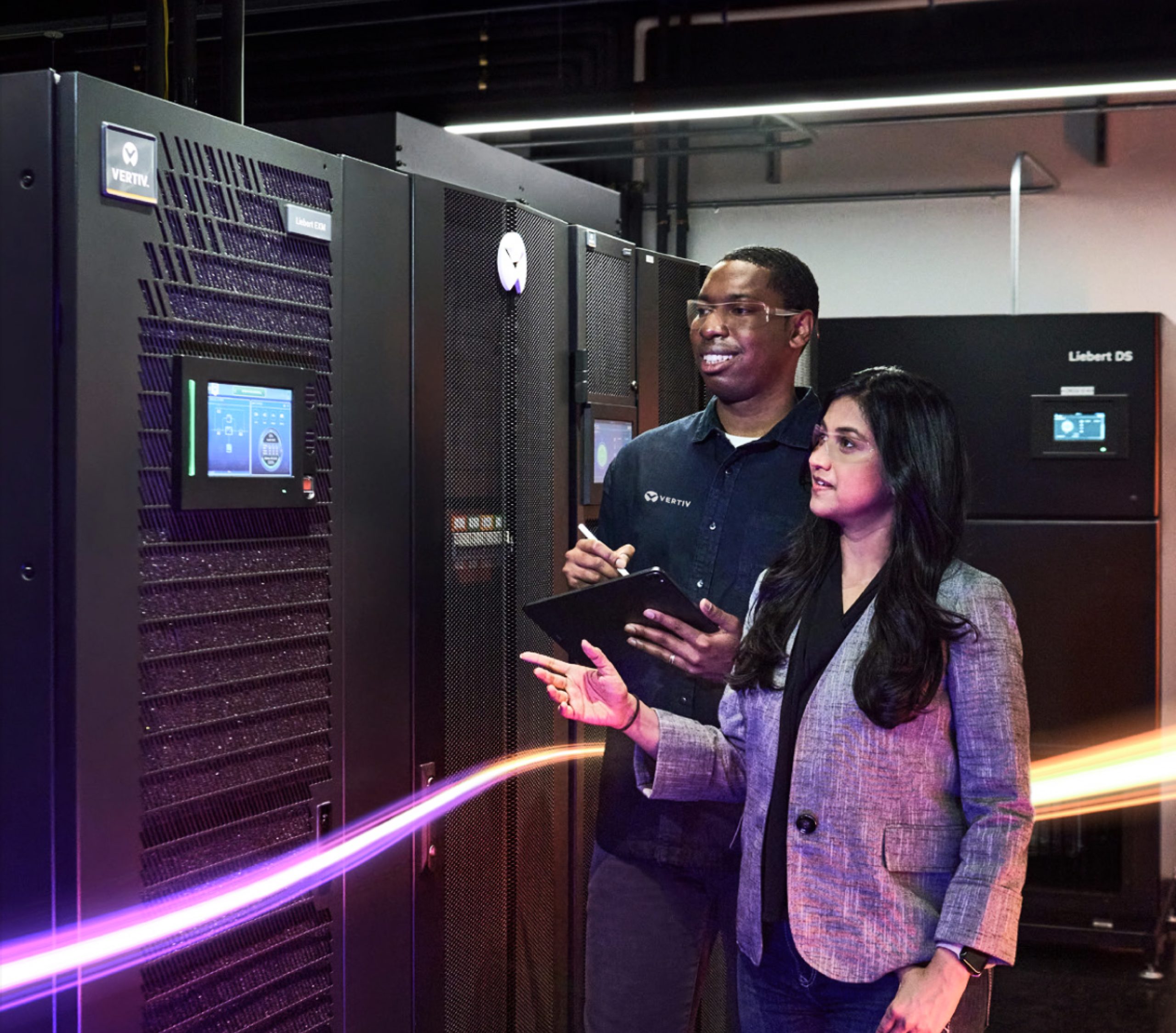 Data center adalah jantung dari perusahaan. Di sanalah berbagai data dan informasi tersimpan, alasan ini membuat keberadaannya harus diperhatikan dengan baik. Saat pusat penyimpanan data ini makin membesar diperlukan inovasi pada sistem pendinginan, hal ini demi efisiensi dan pengurangan emisi karbon. Vertiv sebagai perusahaan yang bergerak di bidang pusat data ikut andil dalam inovasi pendinginan pusat data.