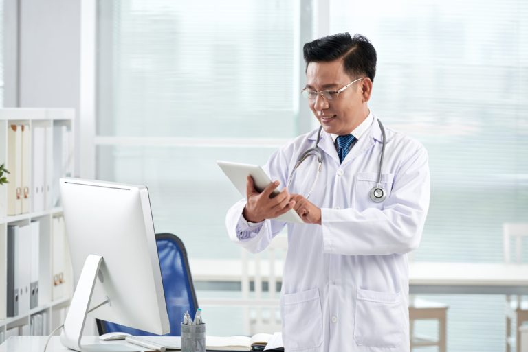 Bagaimana peranan infrastruktur IT dalam telehealth? Telehealth merupakan akses pelayanan kesehatan jarak jauh dengan memanfaatkan teknologi informasi dan komunikasi. Telehealth menjadi lebih populer belakangan sejak terjadinya pandemi.