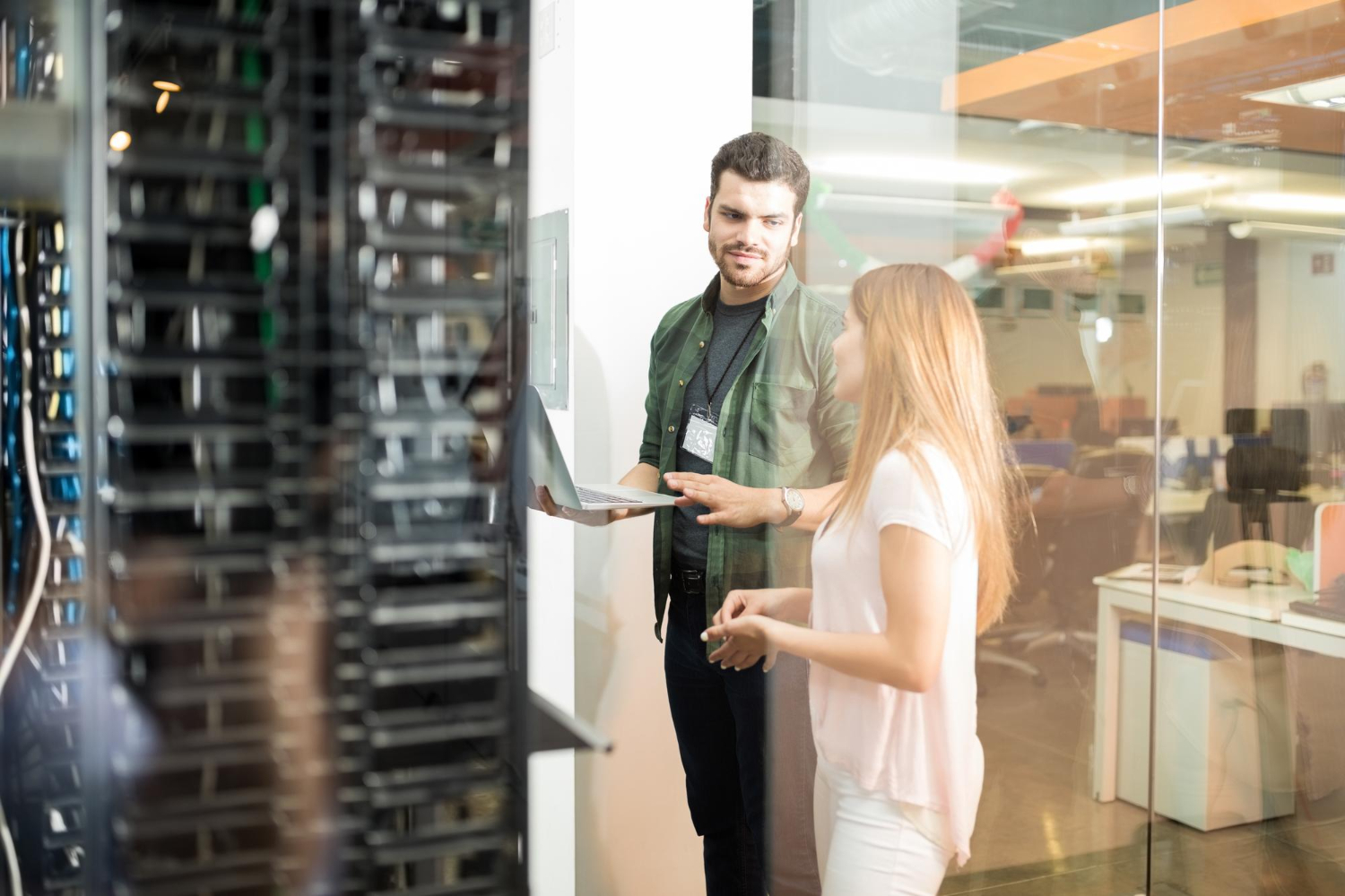 Data Center sendiri merupakan ruang pusat yang dirancang untuk menyimpan, mengelola, dan mengolah data maupun informasi perusahaan serta menyediakan layanan komputasi dan jaringan yang mendukung operasional bisnis dan infrastruktur TI.